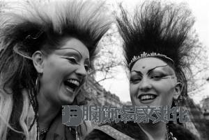 朋克英语。 巴黎,火星,1985 年。GA-507-019 时尚史 1980 年代 - 1990 年代