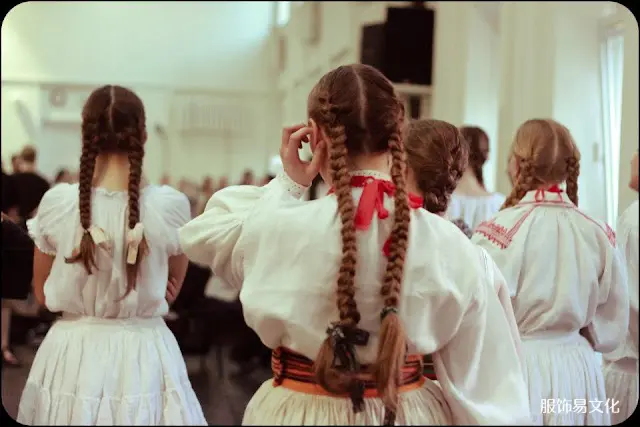 波兰和乌克兰地区的服装特点