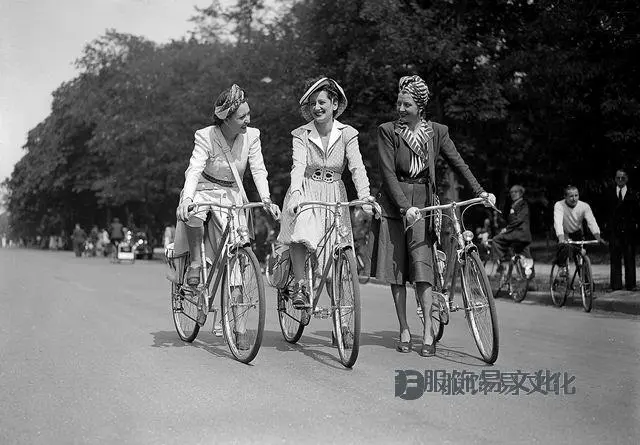 战争 1939-1945。 Journée de l'élégance à bicycette,巴黎,1942 年 6 月。LAPI-8249 时尚史 1940 年代 - 1950 年代