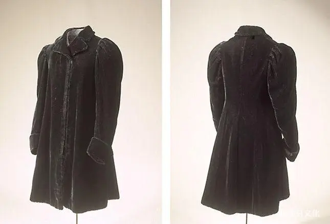 毛绒衣柜，1903 年