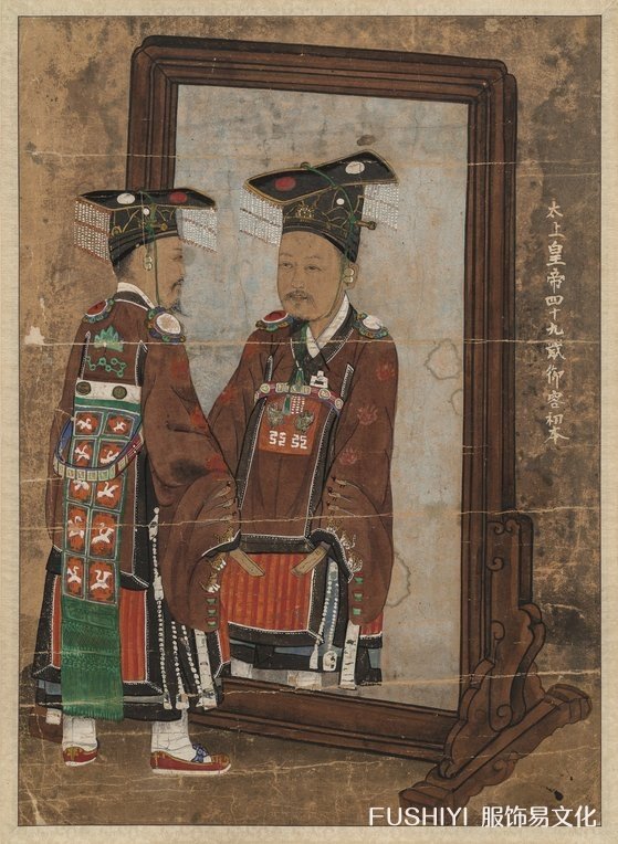 大韩帝国高宗皇帝照镜子的画首次出现在纪念三一运动暨大韩民国临时政府成立100周年特别展览中。 它之所以引起人们的关注，是因为它在形式和内容上与现存的皇家肖像画完全不同。 [照片：首尔艺术中心书法博物馆]