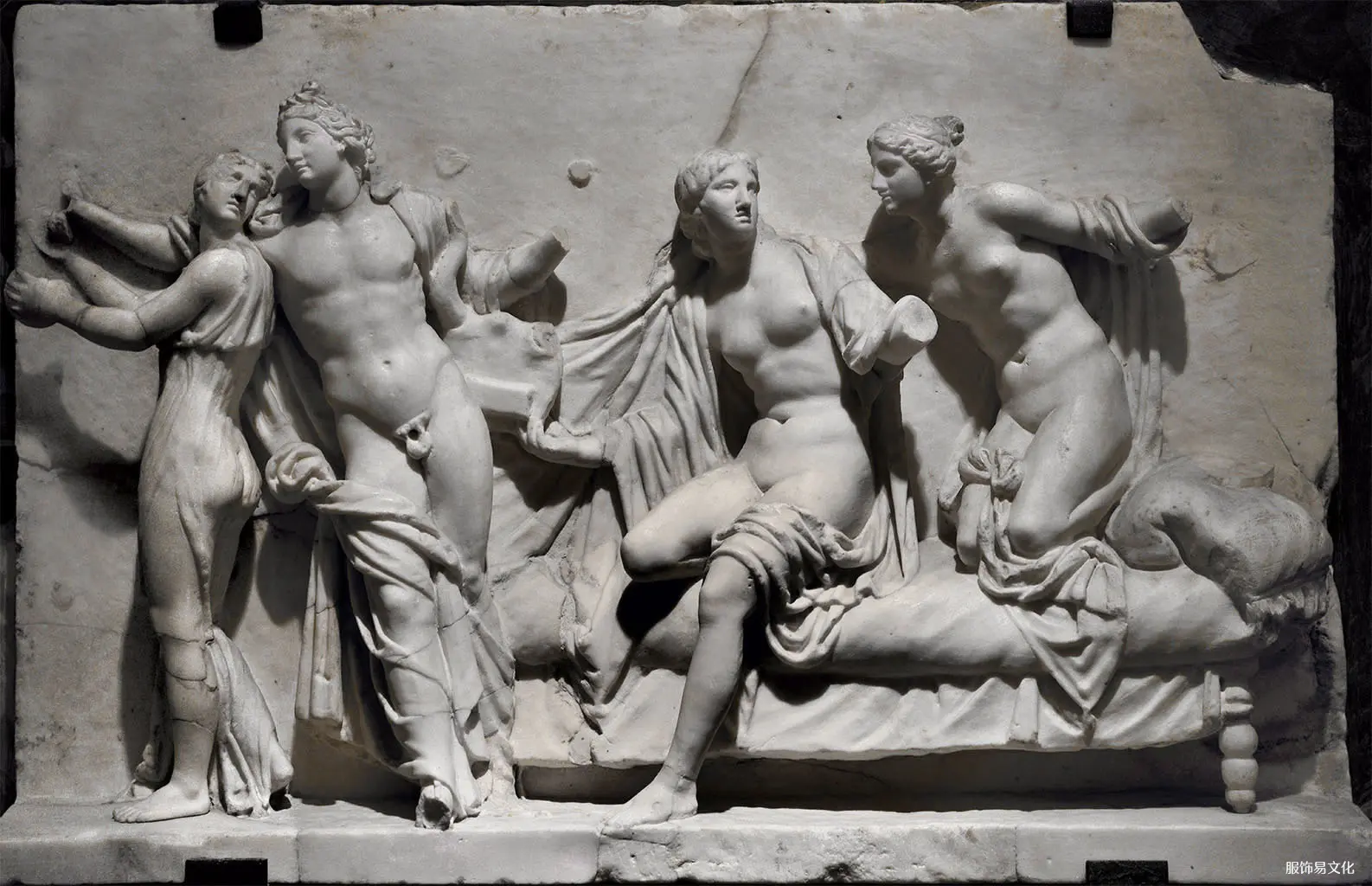 古希腊女性服装chiton、peplos 和 Himation