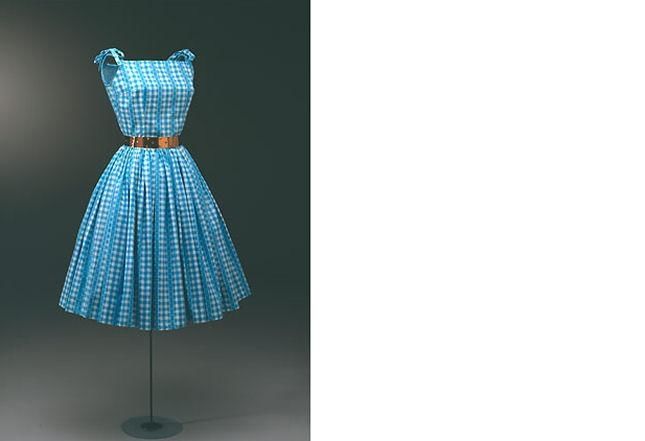 及膝夏季连衣裙搭配鸵鸟裙。 采用白色和绿松石格纹面料缝制。 “碧姬·芭铎”风格格纹夏季连衣裙