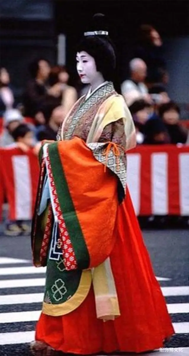 奈良时代服饰的现代再现。 正仓院内还保留着这一时期的许多衣物，并用皇后亲自种植的丝绸制成精确的复制品。