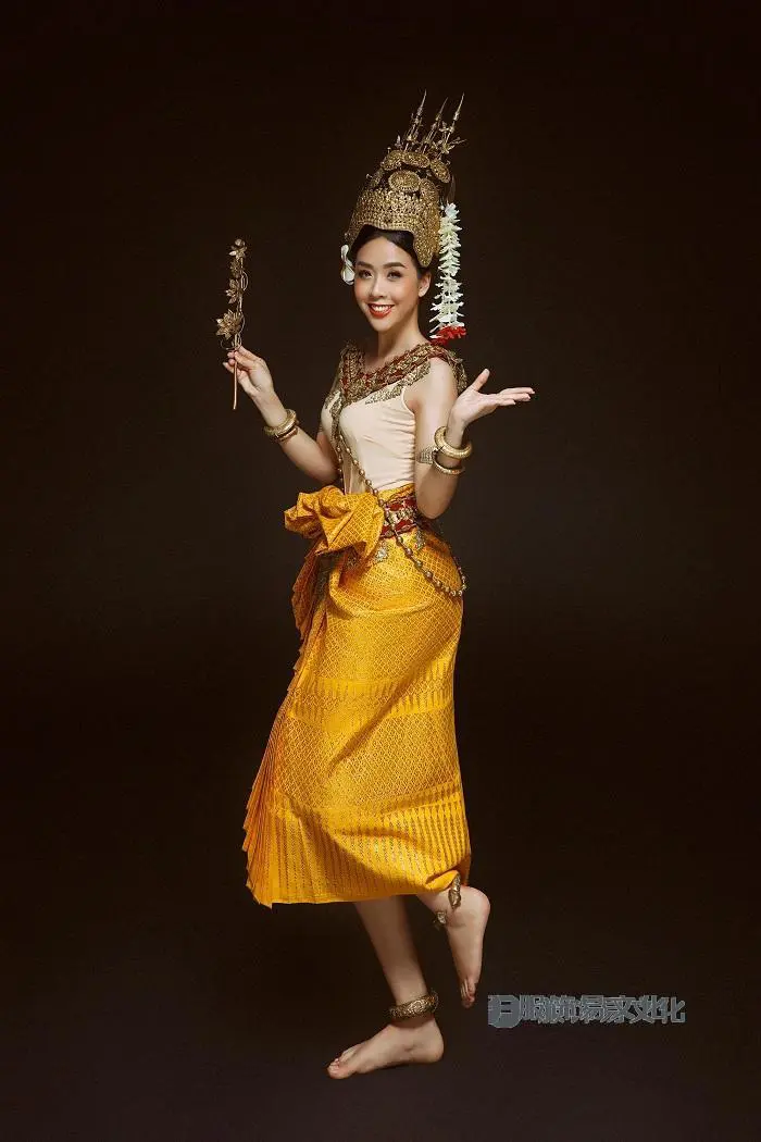 这套衣服的主色调是亮黄色。 照片：天峰