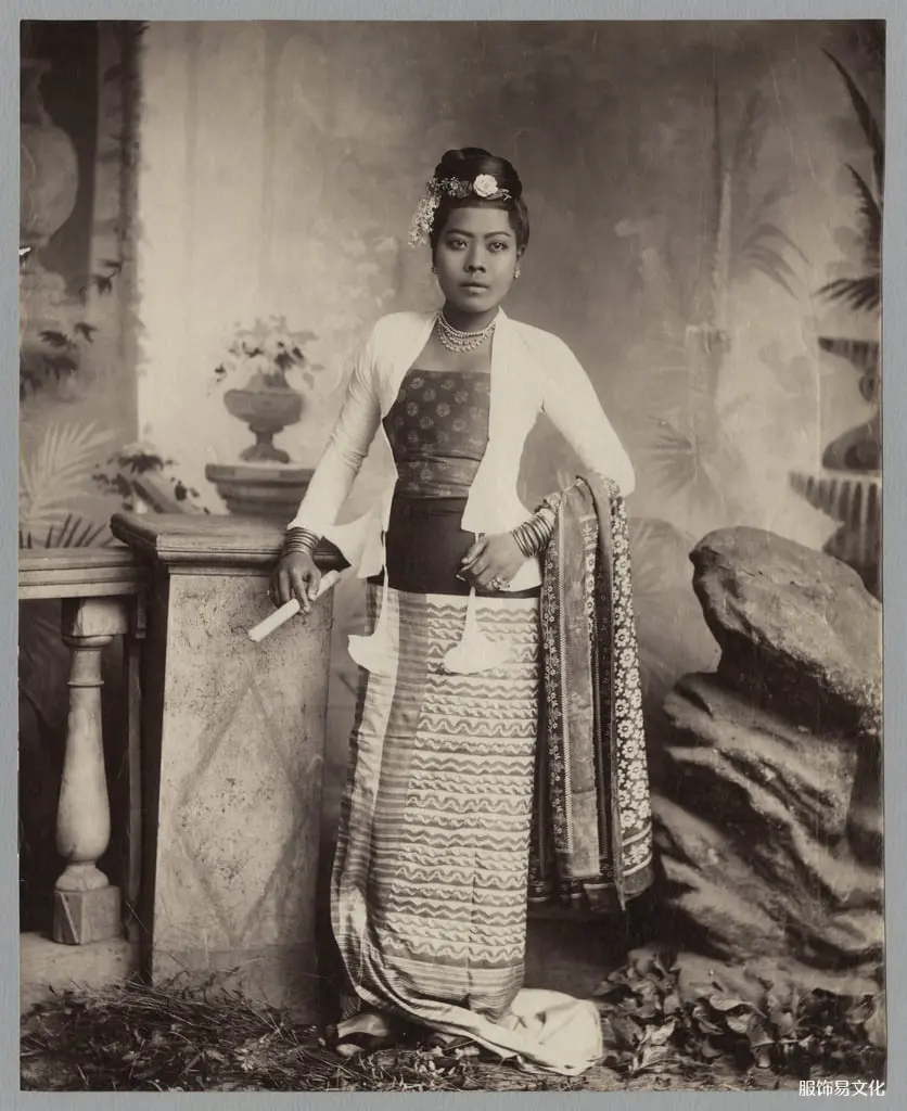 Watts 和 Skeen 的缅甸女士（白蛋白印刷）