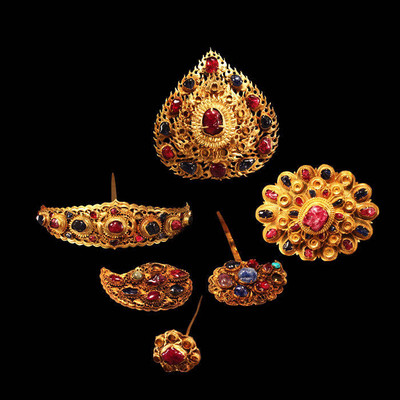 梅氏出土整套金宝石发饰 — 南京博物院