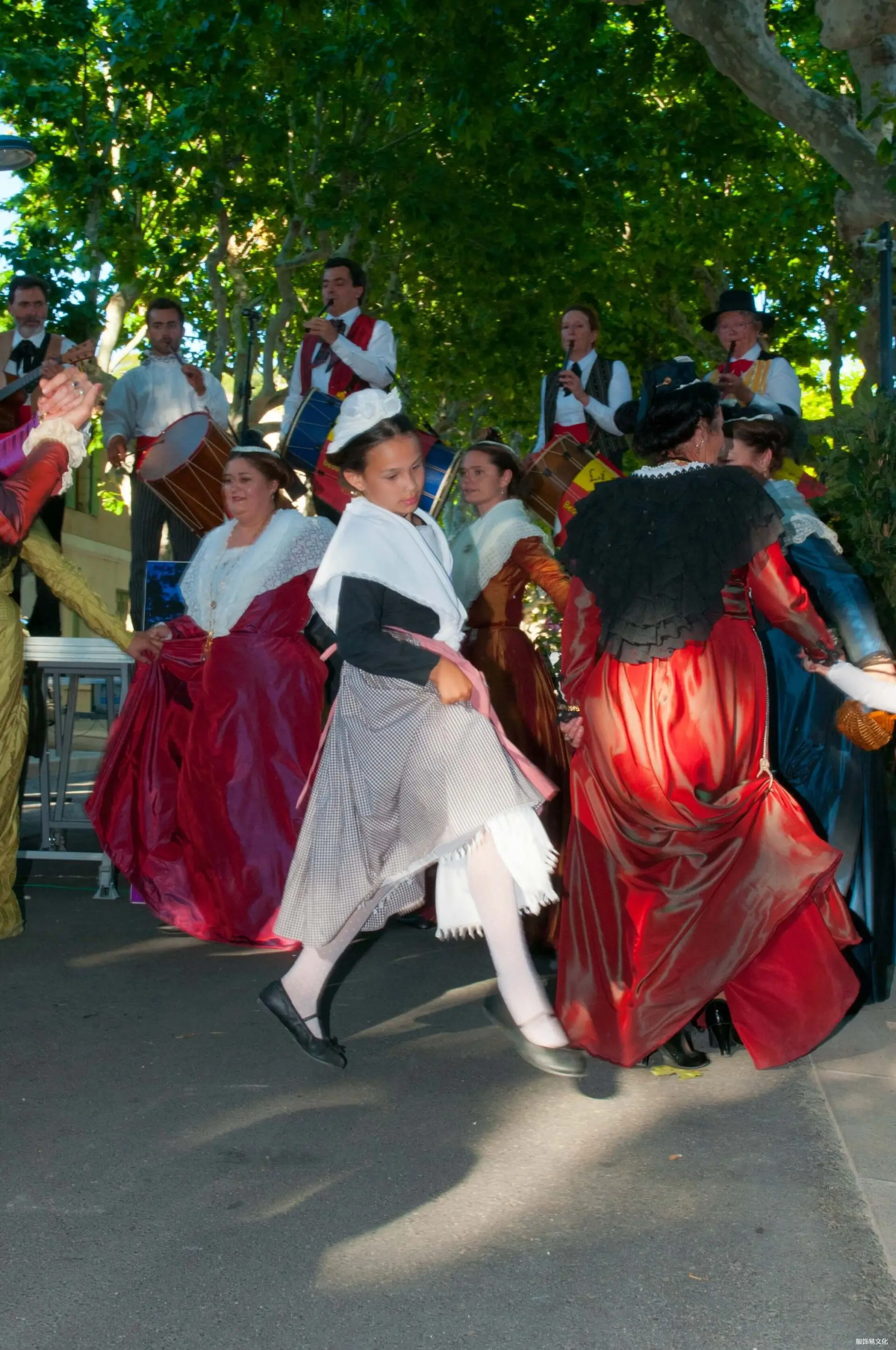 普罗旺斯的传统服饰和节日