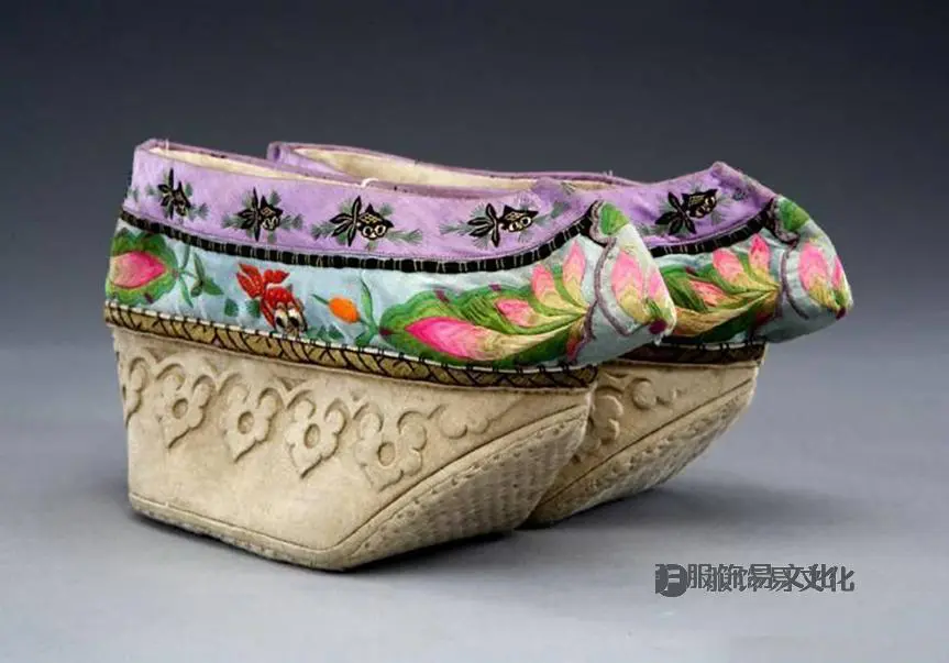 3 清代蓝地金鱼荷花纹刺绣高底鞋.jpg