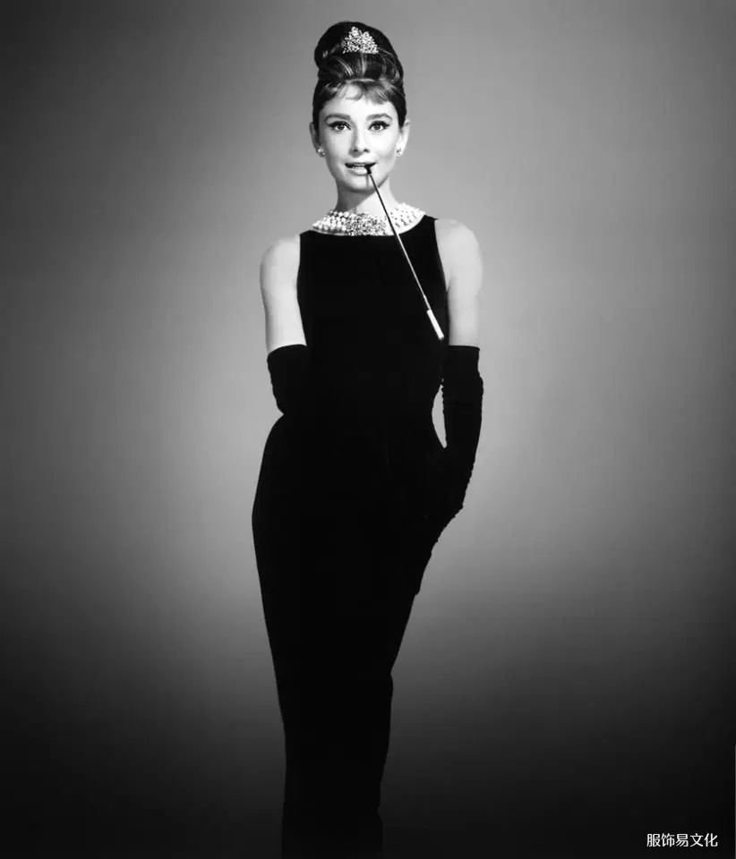 奥黛丽·赫本穿着她标志性的小黑裙。