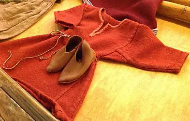 男孩的外衣和鞋子