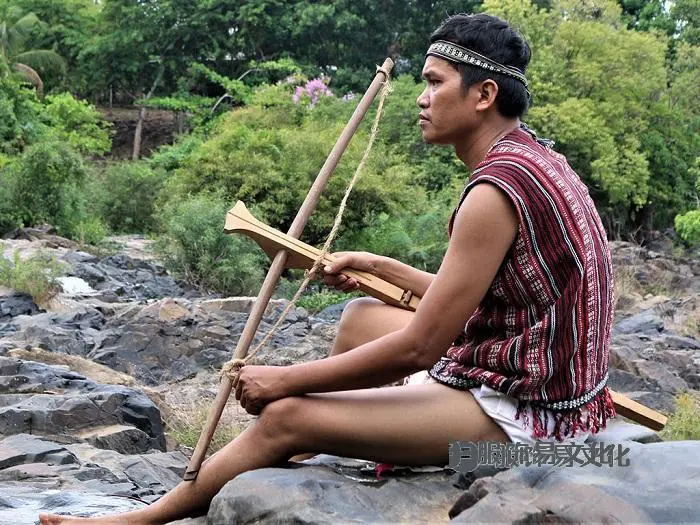 在裤子、衬衫上有很多传统图案。 照片：Thanh Nien