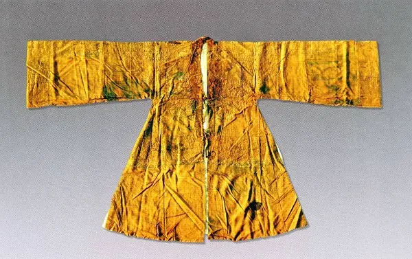 益宣王墓出土披风实物