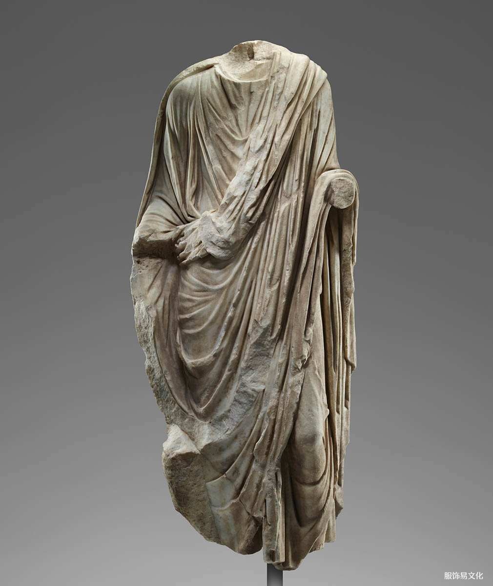穿着托加袍的男子雕像