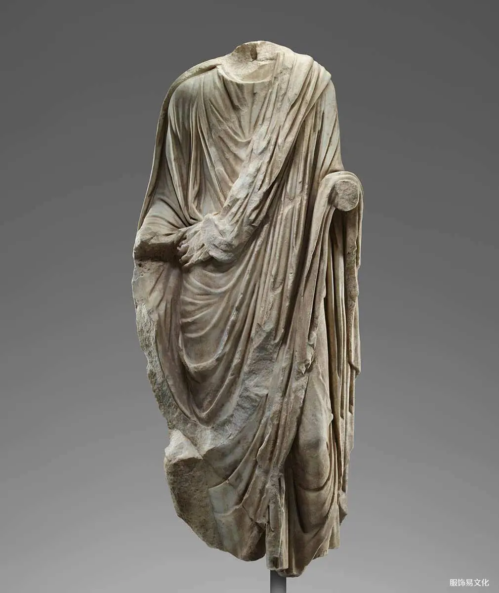 穿着托加袍的男子雕像