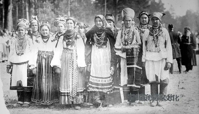 档案馆中的俄罗斯民间服装照片