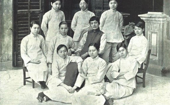 为什么校服在香港如此普遍?