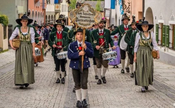 德国传统服饰Dirndl 和 皮裤