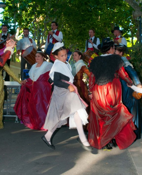 普罗旺斯的传统服饰和节日