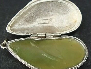 雅诗兰黛贻贝形状固体香水项链，1974 年