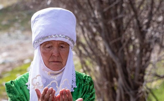 哈萨克传统服装