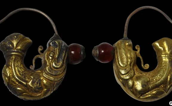 辽代 鎏金银龙鱼形耳环
