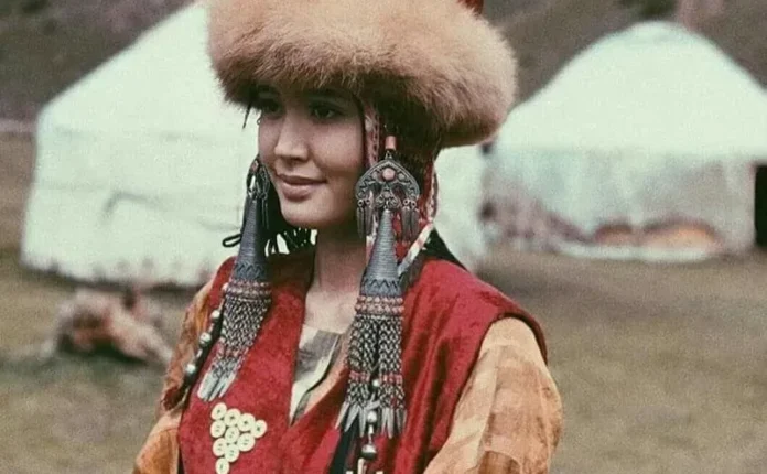 吉尔吉斯斯坦女性头饰：Tebetey、Shökülö、Elechek 一生三阶段