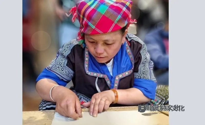 靛蓝染手保留传统工艺