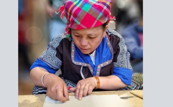 靛蓝染手保留传统工艺