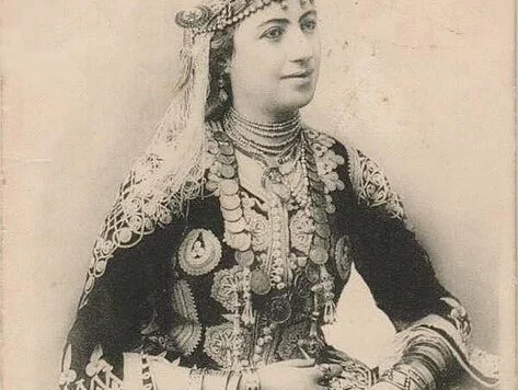 阿尔及利亚的传统服装 djeba 和 karakou