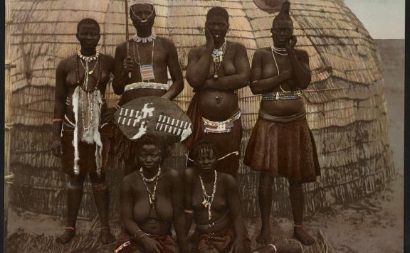 传统祖鲁服饰和装饰品