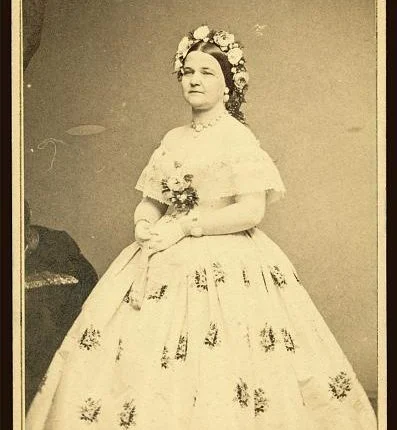 1818-1907 – 美国黑人设计师伊丽莎白·凯克利