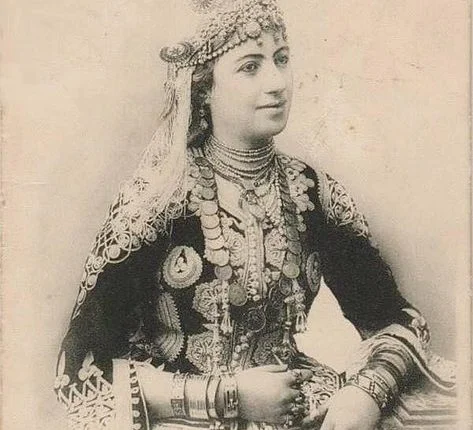 阿尔及利亚的传统服装 djeba 和 karakou