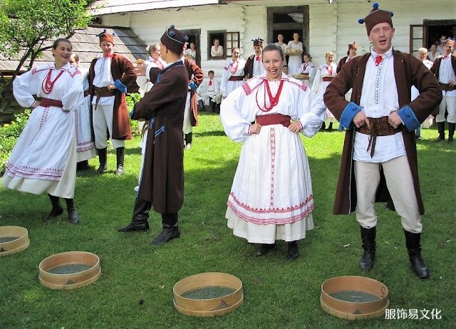 波兰和乌克兰地区的服装特点