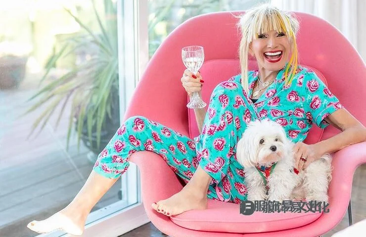 Betsey Johnson-女性化和古怪的设计师