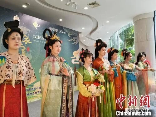 从小众圈子“火”上T台 中国汉服“玩法”正在深化